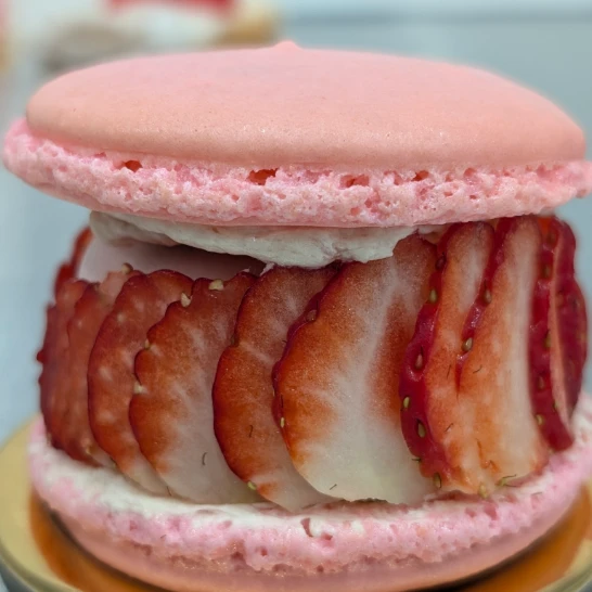 いちごのマカロンケーキ