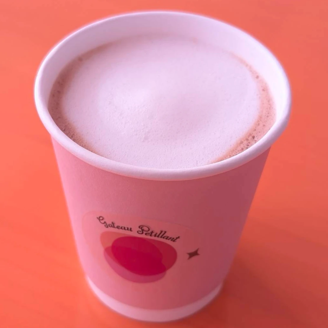 ホットカフェラテ｜ガトーペティアンのイートイン