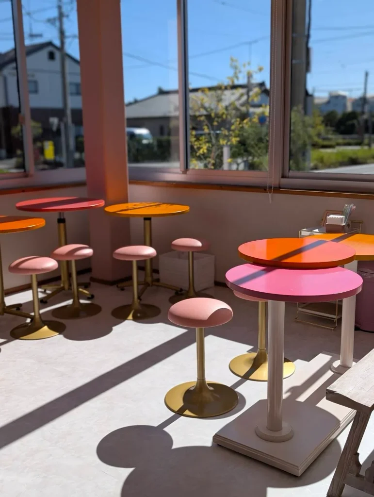 温かい一杯とマカロンケーキ